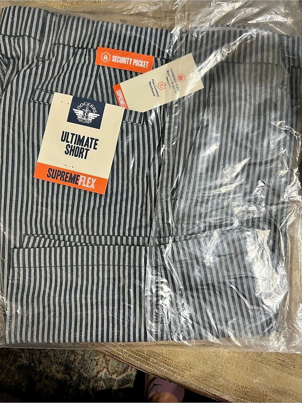 Dockers Men’s shorts. Ultimate supreme flex size 34. Navy and gray stripe 25